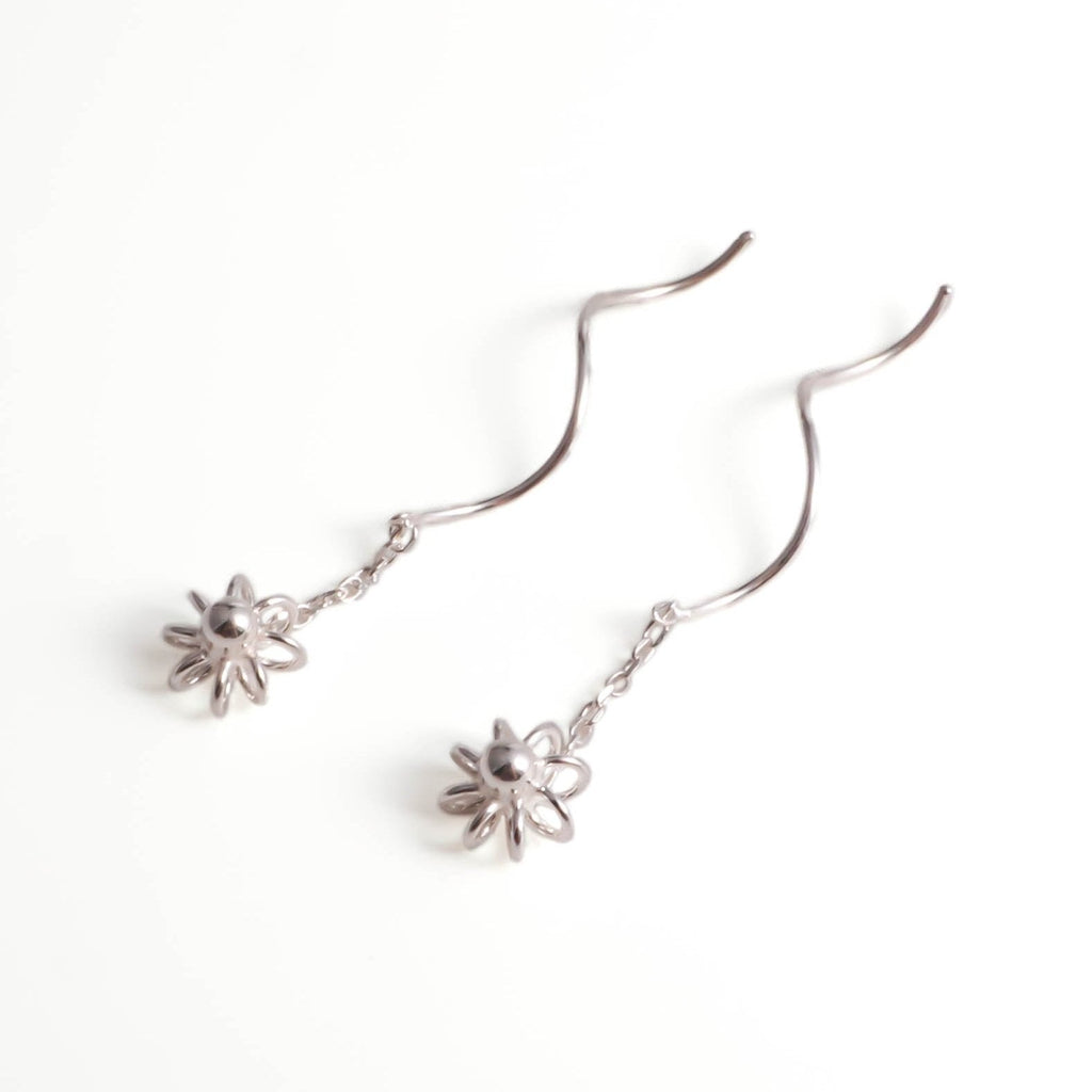 Daisy Flow Threader Earrings - Roseraie Gal