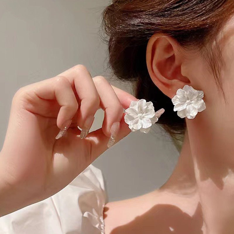 Resin Camellia Stud Earrings - Roseraie Gal