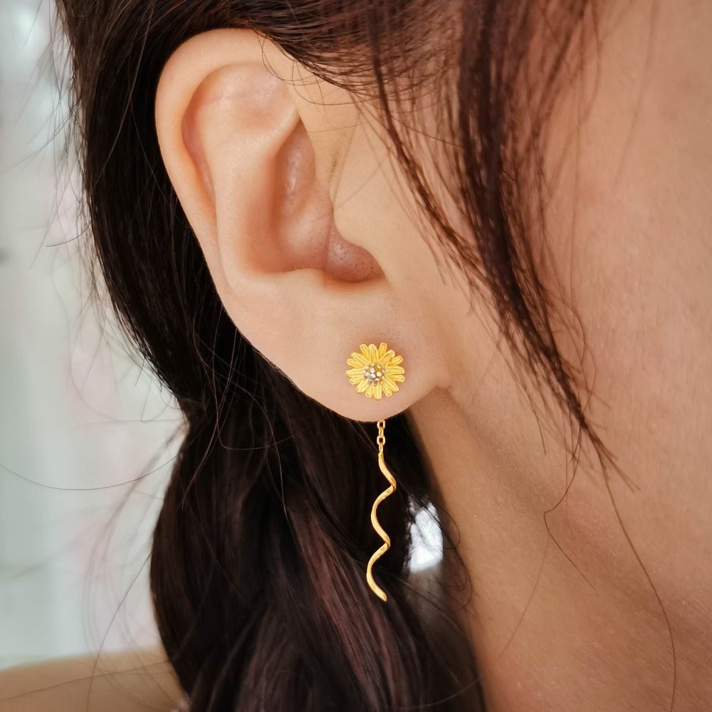 Sweet Daisy Wave Threader Earrings in Gold - Roseraie Gal